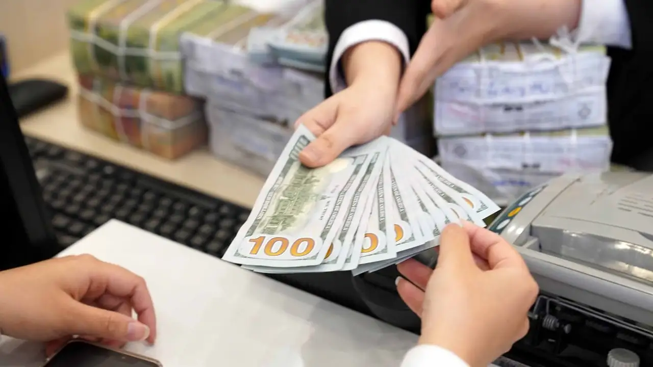 ارتفاع سعر صرف الدولار يدفع اليورو والين الياباني نحو الانخفاض